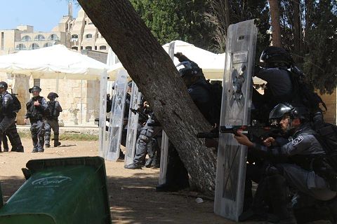 L'armée d'occupation et des agents infiltrés israéliens envahissent l'esplanade de la mosquée Al-Aqsa (vidéos)